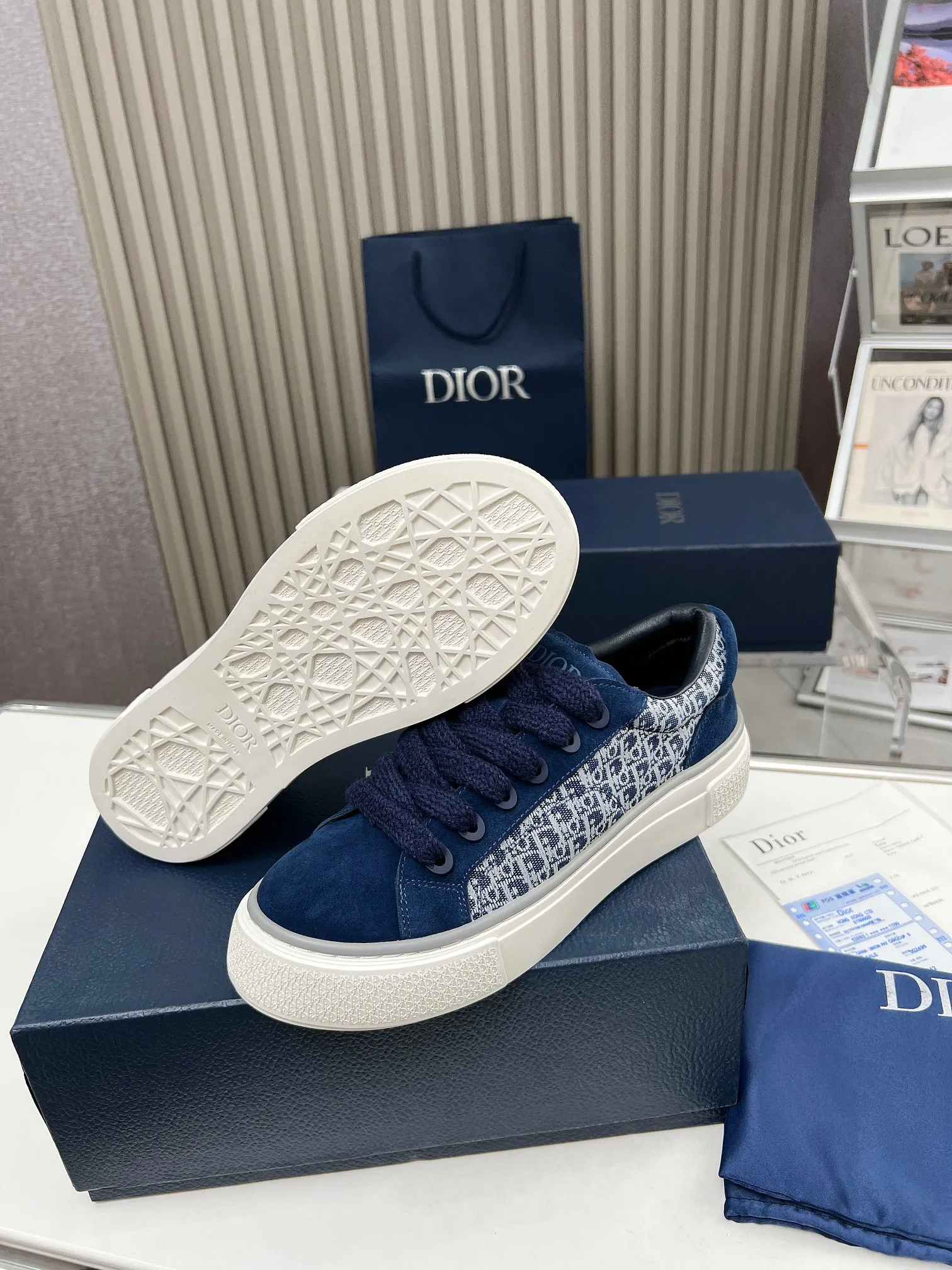 👟👟Ex-factory price 560👟👟 Men +10 DIOR TEARS Dior co-branded B33 sneakers are new in the fall of 2023, reinterpreting the classic tennis shoes, and the fashionable silhouette highlights the thickness. Crafted from blue cotton denim, it's finished with a laser-drawn Oblique print, layered with cotton styling details that showcase the Dior Tears collection's 👟👟Ex-factory eace Sign pattern, and finished with navy suede panels. The padded shoes stand out, showcasing an embossed Dior Tears logo, wide navy mohair laces and brass eyelets with a matte tonal finish. The cream-white Dior Oblique patterned rubber sole, enhanced by the contrasting Dior 30 Avenue Montaigne signature on the rear, will add a modern touch to any casual look. Size: Women's 35-40 (34, 41 customized, non-refundable) Men's 39-45 (38, 46 customized, non-refundable)
